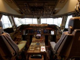sld_cockpit-747